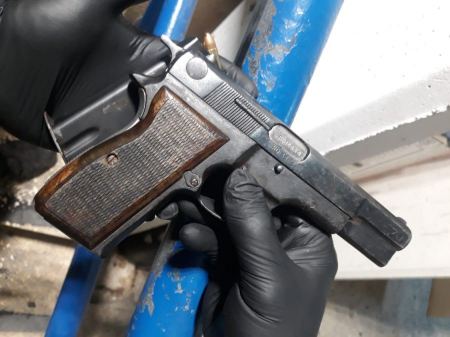 تصريح مدع ضد مشتبهين من زلفة بحيازة سلاح غير قانوني